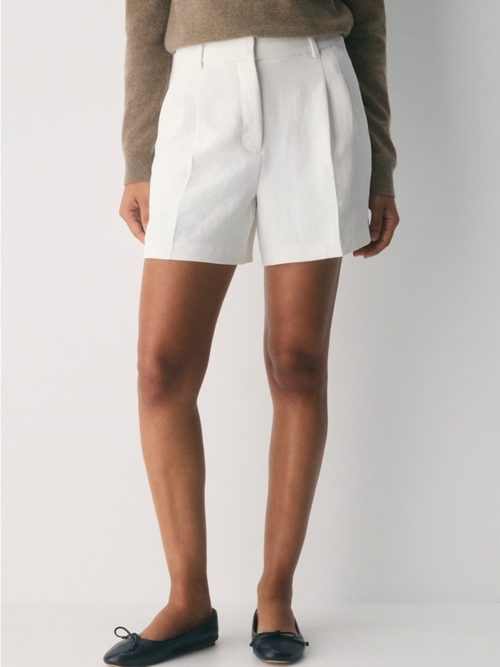 Aritzia Effortless Short 5” - Picture 2 of 7